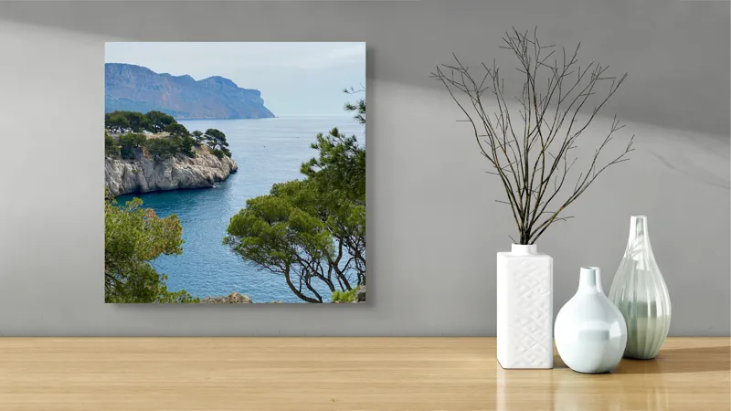 Tablou Canvas, "Priveliște marină cu stânci și pini", Pini, Mare, Stânci, Albastru, Peisaj, Coasta, Natură, Cer, Vegetație, 50 x 50 cm – poza 3