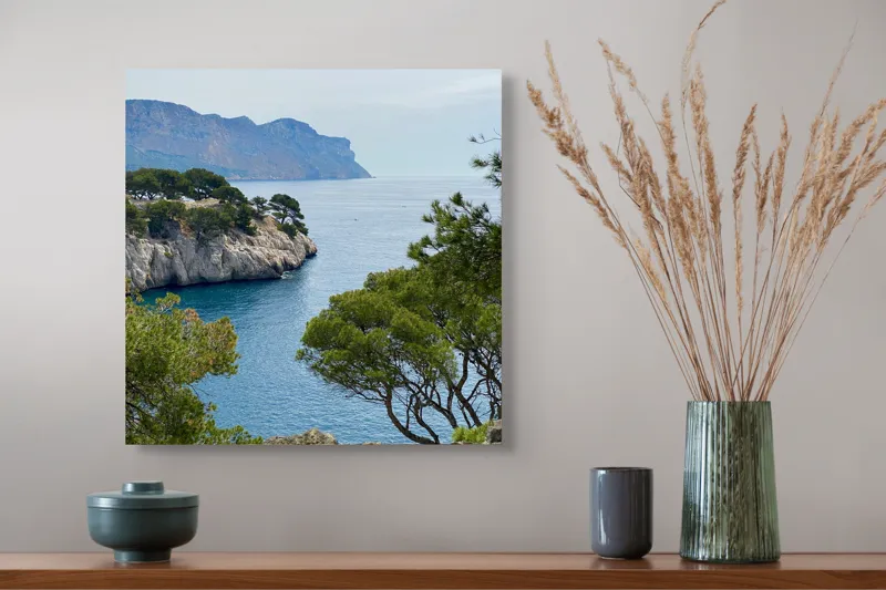 Tablou Canvas, "Priveliște marină cu stânci și pini", Pini, Mare, Stânci, Albastru, Peisaj, Coasta, Natură, Cer, Vegetație, 50 x 50 cm – poza 4