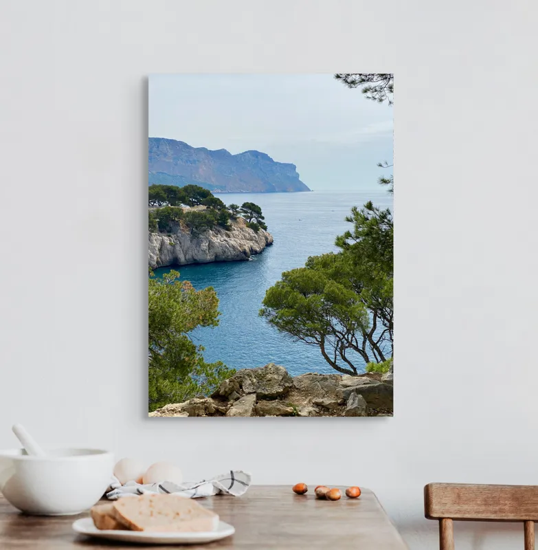 Tablou Canvas, "Priveliște marină cu stânci și pini", Pini, Mare, Stânci, Albastru, Peisaj, Coasta, Natură, Cer, Vegetație, 50 x 70 cm – poza 3