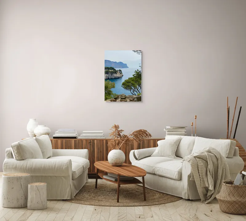Tablou Canvas, "Priveliște marină cu stânci și pini", Pini, Mare, Stânci, Albastru, Peisaj, Coasta, Natură, Cer, Vegetație, 50 x 70 cm – poza 4