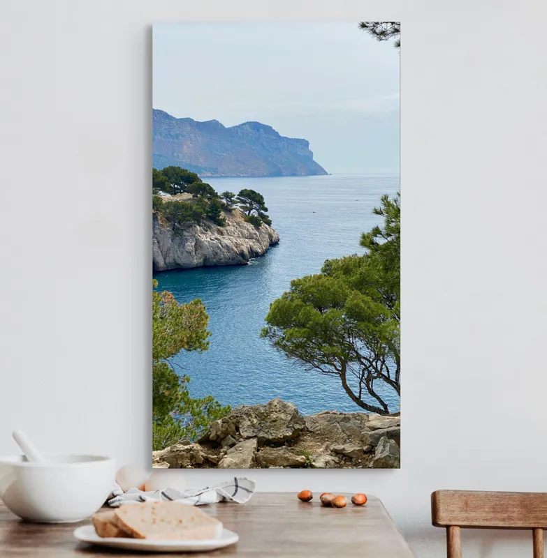 Tablou Canvas, "Priveliște marină cu stânci și pini", Pini, Mare, Stânci, Albastru, Peisaj, Coasta, Natură, Cer, Vegetație, 50 x 90 cm – poza 3