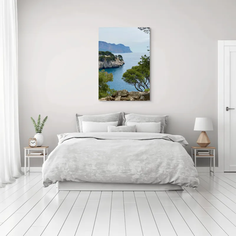 Tablou Canvas, "Priveliște marină cu stânci și pini", Pini, Mare, Stânci, Albastru, Peisaj, Coasta, Natură, Cer, Vegetație, 70 x 100 cm – poza 3