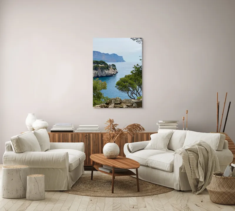 Tablou Canvas, "Priveliște marină cu stânci și pini", Pini, Mare, Stânci, Albastru, Peisaj, Coasta, Natură, Cer, Vegetație, 70 x 100 cm – poza 4