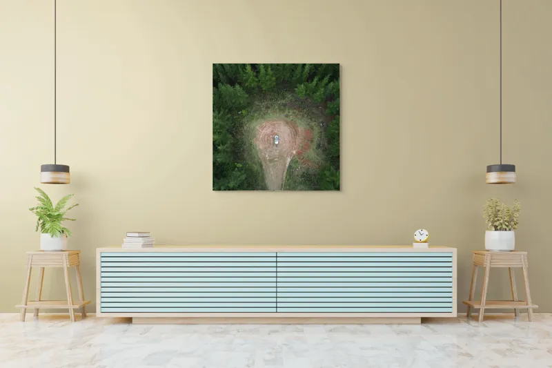 Tablou Canvas, "Mașina solitară în mijlocul pădurii", Mașină, Pădure, Vedere, Aeriană, Linie, Claritate, Contemplare, Natură, 100 x 100 cm – poza 5