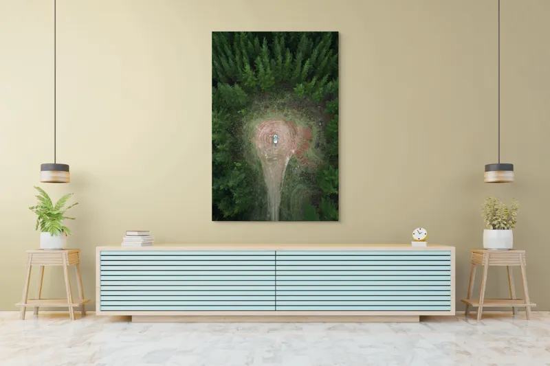 Tablou Canvas, "Mașina solitară în mijlocul pădurii", Mașină, Pădure, Vedere, Aeriană, Linie, Claritate, Contemplare, Natură, 100 x 150 cm – poza 4