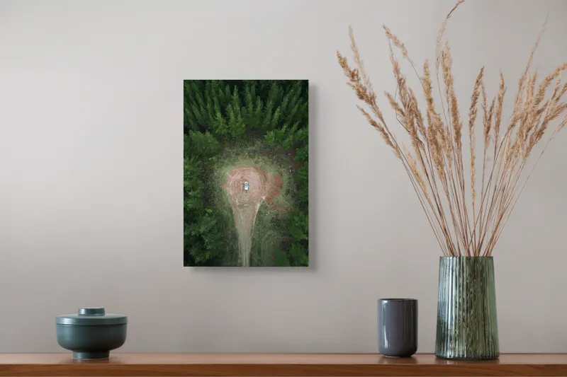Tablou Canvas, "Mașina solitară în mijlocul pădurii", Mașină, Pădure, Vedere, Aeriană, Linie, Claritate, Contemplare, Natură, 26 x 39 cm – poza 5