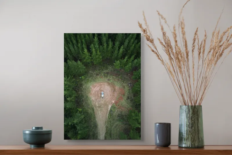 Tablou Canvas, "Mașina solitară în mijlocul pădurii", Mașină, Pădure, Vedere, Aeriană, Linie, Claritate, Contemplare, Natură, 39 x 54 cm – poza 3