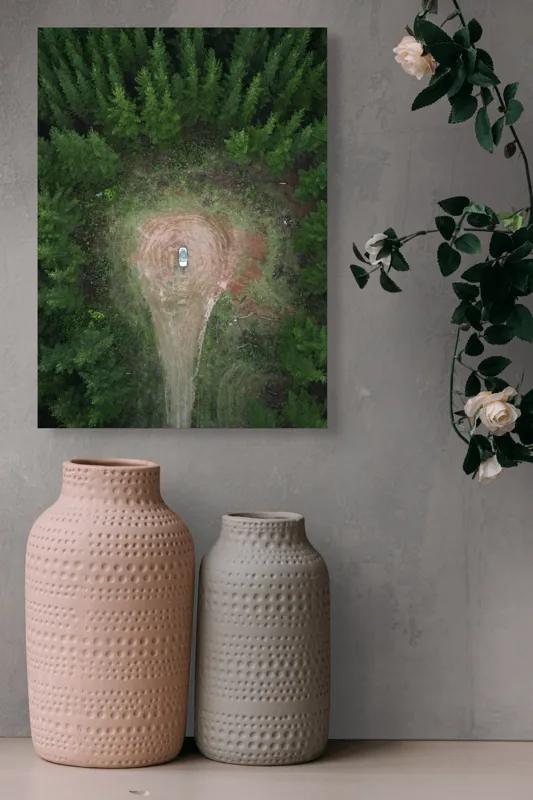 Tablou Canvas, "Mașina solitară în mijlocul pădurii", Mașină, Pădure, Vedere, Aeriană, Linie, Claritate, Contemplare, Natură, 39 x 54 cm – poza 6