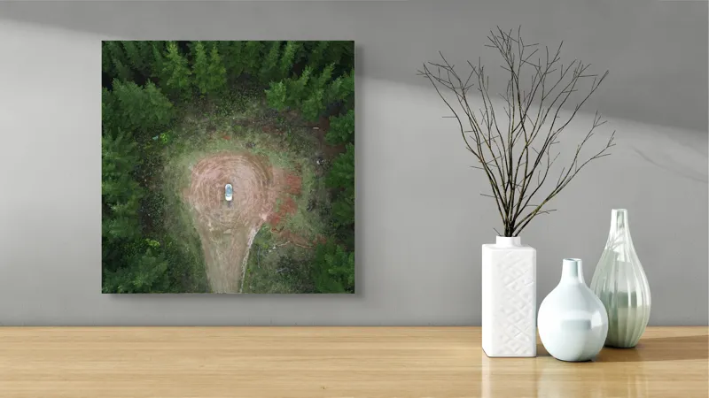 Tablou Canvas, "Mașina solitară în mijlocul pădurii", Mașină, Pădure, Vedere, Aeriană, Linie, Claritate, Contemplare, Natură, 50 x 50 cm – poza 3