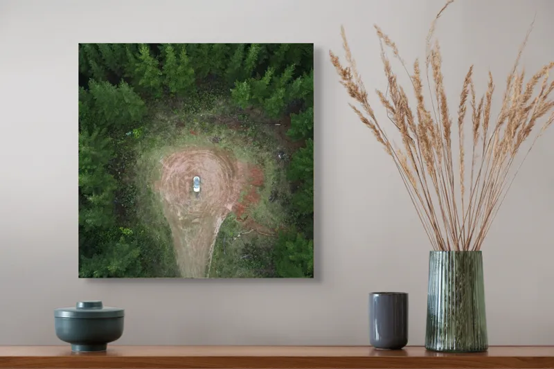 Tablou Canvas, "Mașina solitară în mijlocul pădurii", Mașină, Pădure, Vedere, Aeriană, Linie, Claritate, Contemplare, Natură, 50 x 50 cm – poza 4
