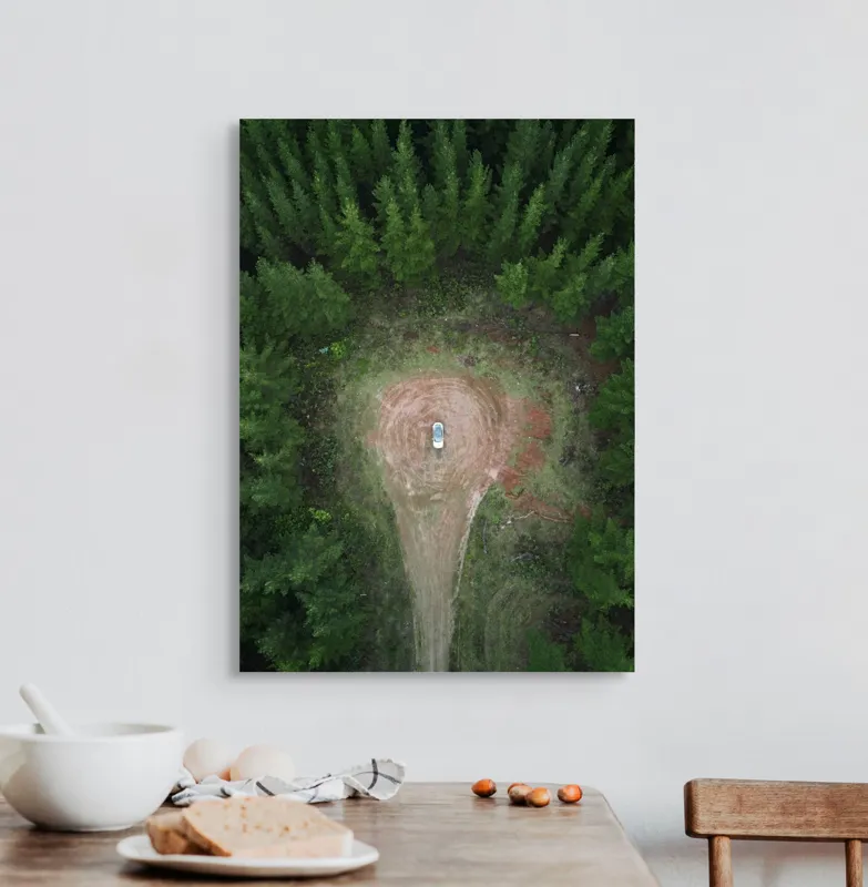 Tablou Canvas, "Mașina solitară în mijlocul pădurii", Mașină, Pădure, Vedere, Aeriană, Linie, Claritate, Contemplare, Natură, 50 x 70 cm – poza 3