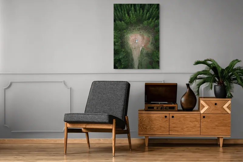 Tablou Canvas, "Mașina solitară în mijlocul pădurii", Mașină, Pădure, Vedere, Aeriană, Linie, Claritate, Contemplare, Natură, 70 x 100 cm – poza 6