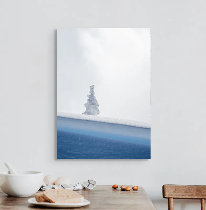 Tablou Canvas, "Singuraticul brad acoperit de nea", Alb, Singuratic, Înghețat, Cer, Tăcut, Contrastant, Peisaj., 50 x 70 cm – poza 3