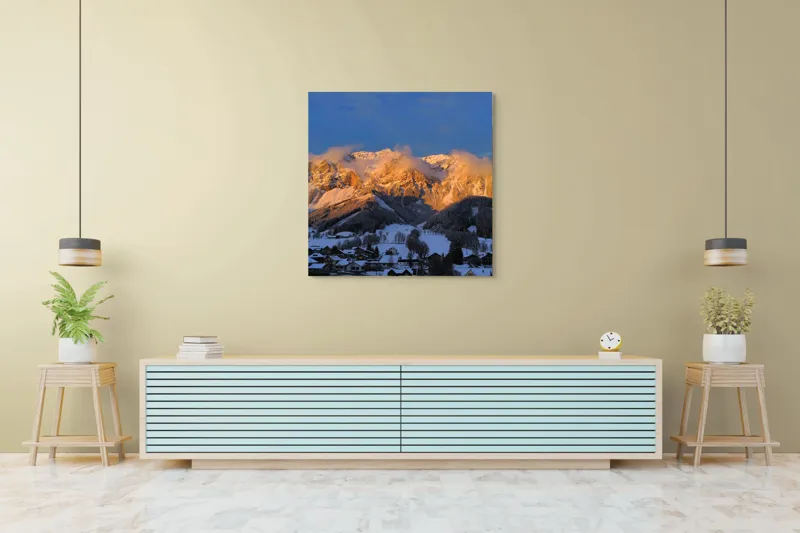 Tablou Canvas, "Munți aurii la apus de soare", Munte, Zăpadă, Apus, Nori, Case, Pădure, Peisaj., 100 x 100 cm – poza 5
