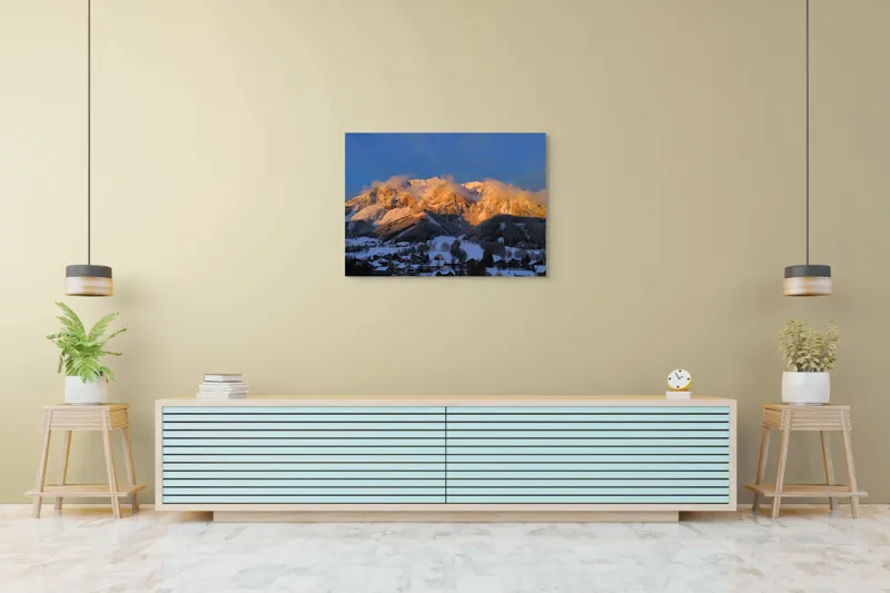Tablou Canvas, "Munți aurii la apus de soare", Munte, Zăpadă, Apus, Nori, Case, Pădure, Peisaj., 100 x 70 cm – poza 4