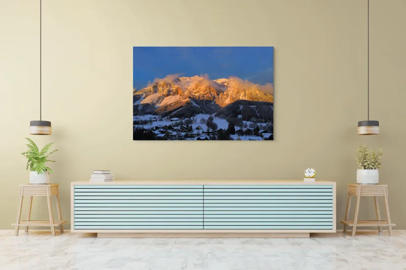 Tablou Canvas, "Munți aurii la apus de soare", Munte, Zăpadă, Apus, Nori, Case, Pădure, Peisaj., 150 x 100 cm – poza 6