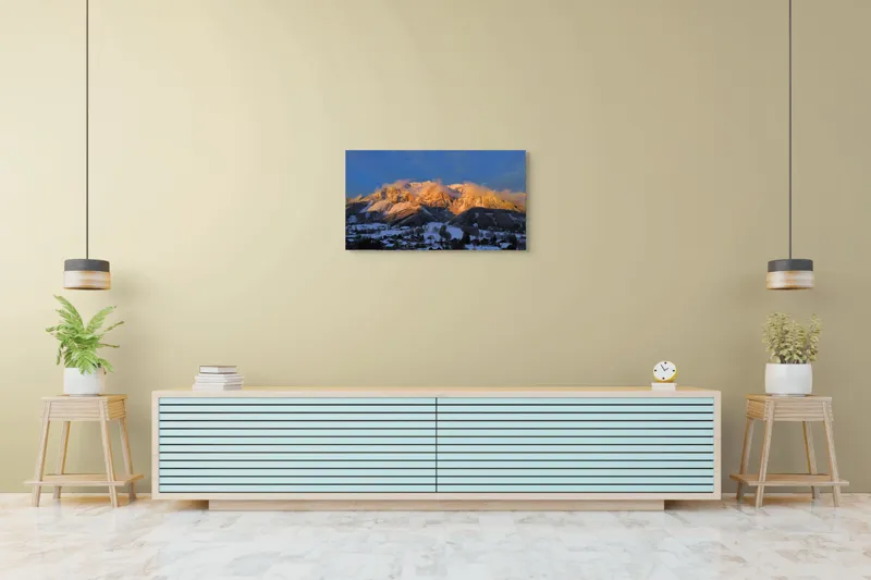 Tablou Canvas, "Munți aurii la apus de soare", Munte, Zăpadă, Apus, Nori, Case, Pădure, Peisaj., 90 x 50 cm – poza 5