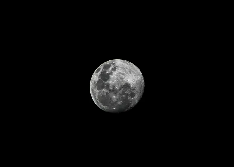 Tablou Canvas, "Luna strălucitoare pe cerul întunecat", Lună, Noapte, Mister, Lumină, Strălucire, Cer, Umbre, Frumusețe, Cicluri, Infinire., 70 x 50 cm – poza 2