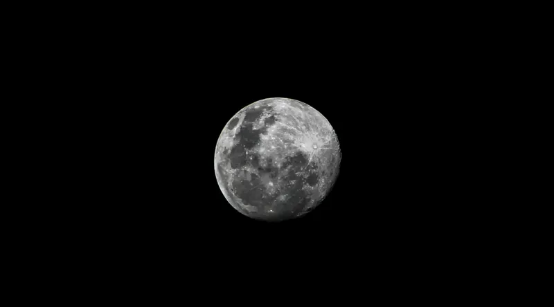 Tablou Canvas, "Luna strălucitoare pe cerul întunecat", Lună, Noapte, Mister, Lumină, Strălucire, Cer, Umbre, Frumusețe, Cicluri, Infinire., 90 x 50 cm – poza 2