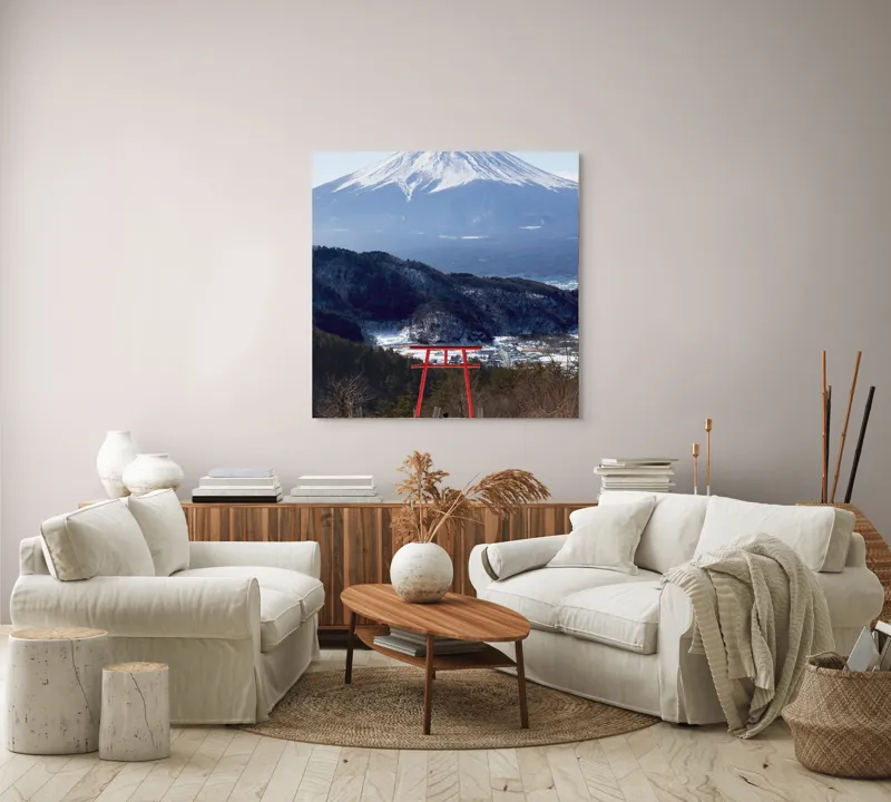 Tablou Canvas, "Admirând peisajul muntelui înzăpezit", Munte, Zăpadă, Torii, Persoană, Peisaj, Natură, Vedere, Iarnă, Liniște, Japonia, 100 x 100 cm – poza 3