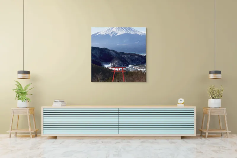 Tablou Canvas, "Admirând peisajul muntelui înzăpezit", Munte, Zăpadă, Torii, Persoană, Peisaj, Natură, Vedere, Iarnă, Liniște, Japonia, 100 x 100 cm – poza 5