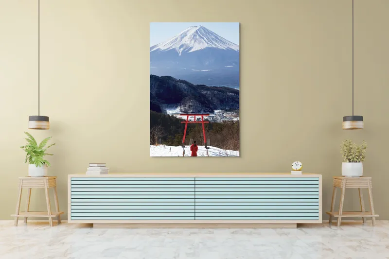 Tablou Canvas, "Admirând peisajul muntelui înzăpezit", Munte, Zăpadă, Torii, Persoană, Peisaj, Natură, Vedere, Iarnă, Liniște, Japonia, 100 x 150 cm – poza 4