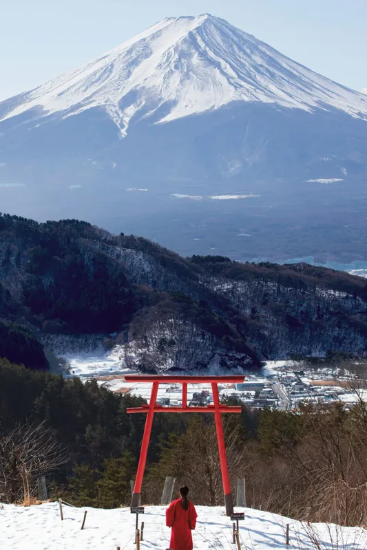Tablou Canvas, "Admirând peisajul muntelui înzăpezit", Munte, Zăpadă, Torii, Persoană, Peisaj, Natură, Vedere, Iarnă, Liniște, Japonia, 100 x 150 cm – poza 2