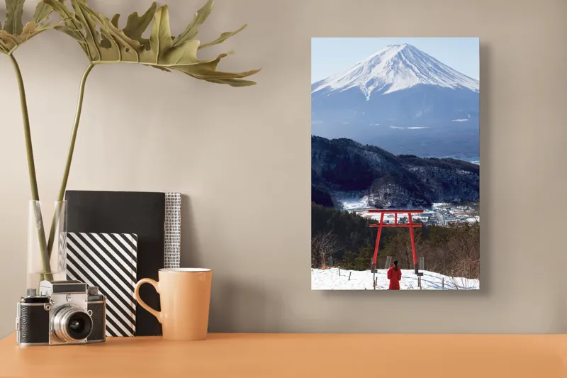 Tablou Canvas, "Admirând peisajul muntelui înzăpezit", Munte, Zăpadă, Torii, Persoană, Peisaj, Natură, Vedere, Iarnă, Liniște, Japonia, 26 x 39 cm – poza 3