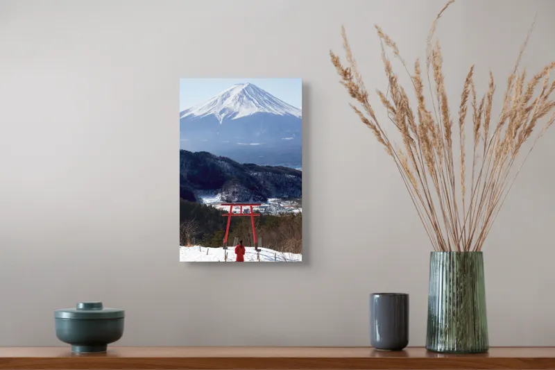 Tablou Canvas, "Admirând peisajul muntelui înzăpezit", Munte, Zăpadă, Torii, Persoană, Peisaj, Natură, Vedere, Iarnă, Liniște, Japonia, 26 x 39 cm – poza 5