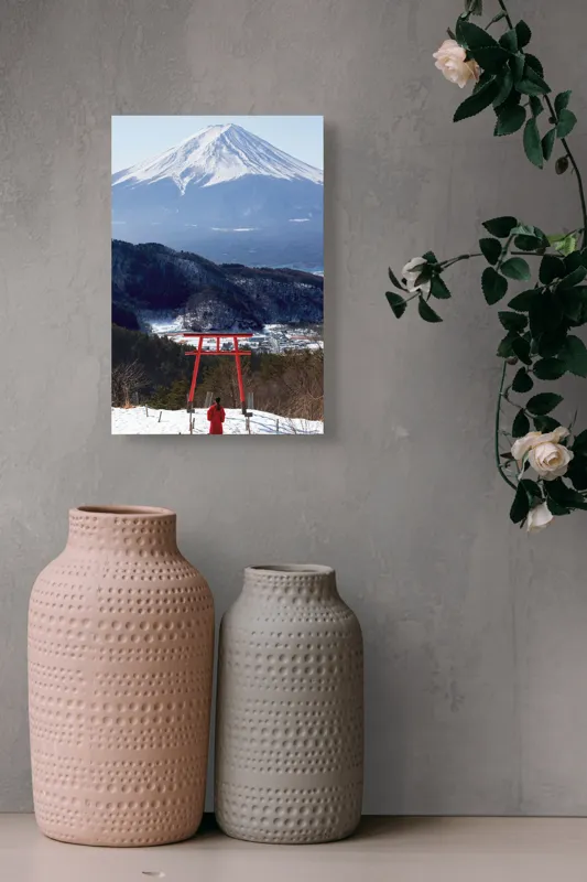 Tablou Canvas, "Admirând peisajul muntelui înzăpezit", Munte, Zăpadă, Torii, Persoană, Peisaj, Natură, Vedere, Iarnă, Liniște, Japonia, 26 x 39 cm – poza 6