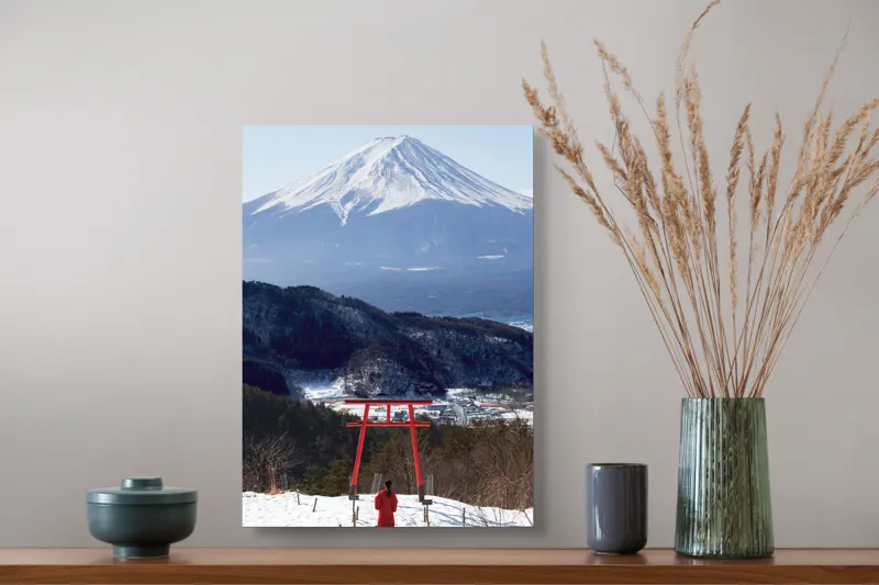 Tablou Canvas, "Admirând peisajul muntelui înzăpezit", Munte, Zăpadă, Torii, Persoană, Peisaj, Natură, Vedere, Iarnă, Liniște, Japonia, 39 x 54 cm – poza 3