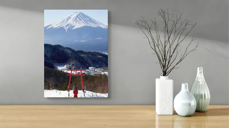 Tablou Canvas, "Admirând peisajul muntelui înzăpezit", Munte, Zăpadă, Torii, Persoană, Peisaj, Natură, Vedere, Iarnă, Liniște, Japonia, 39 x 54 cm – poza 4