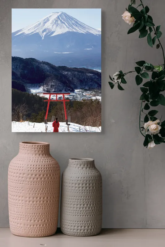 Tablou Canvas, "Admirând peisajul muntelui înzăpezit", Munte, Zăpadă, Torii, Persoană, Peisaj, Natură, Vedere, Iarnă, Liniște, Japonia, 39 x 54 cm – poza 6