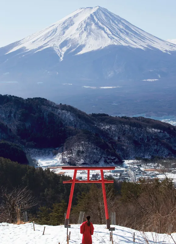 Tablou Canvas, "Admirând peisajul muntelui înzăpezit", Munte, Zăpadă, Torii, Persoană, Peisaj, Natură, Vedere, Iarnă, Liniște, Japonia, 39 x 54 cm – poza 2