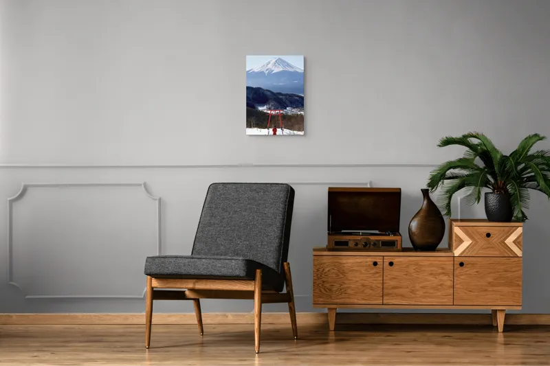 Tablou Canvas, "Admirând peisajul muntelui înzăpezit", Munte, Zăpadă, Torii, Persoană, Peisaj, Natură, Vedere, Iarnă, Liniște, Japonia, 39 x 54 cm – poza 8