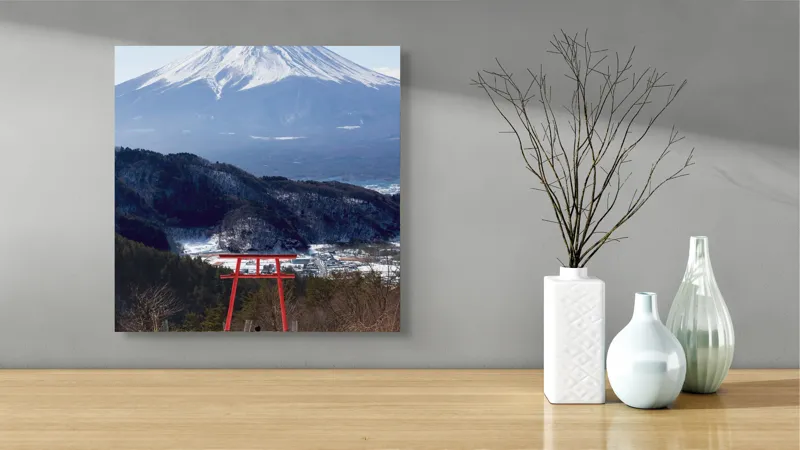 Tablou Canvas, "Admirând peisajul muntelui înzăpezit", Munte, Zăpadă, Torii, Persoană, Peisaj, Natură, Vedere, Iarnă, Liniște, Japonia, 50 x 50 cm – poza 3