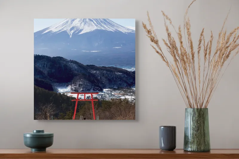 Tablou Canvas, "Admirând peisajul muntelui înzăpezit", Munte, Zăpadă, Torii, Persoană, Peisaj, Natură, Vedere, Iarnă, Liniște, Japonia, 50 x 50 cm – poza 4