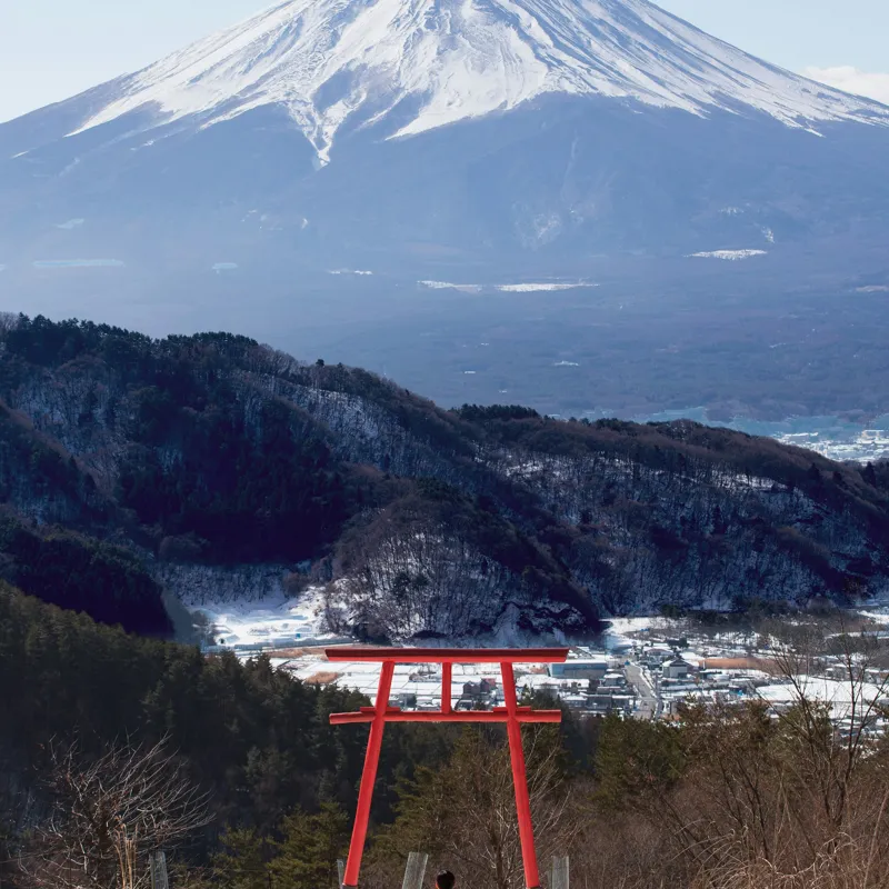 Tablou Canvas, "Admirând peisajul muntelui înzăpezit", Munte, Zăpadă, Torii, Persoană, Peisaj, Natură, Vedere, Iarnă, Liniște, Japonia, 50 x 50 cm – poza 2