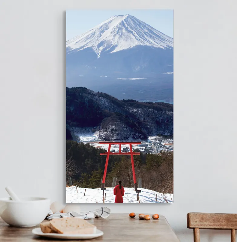 Tablou Canvas, "Admirând peisajul muntelui înzăpezit", Munte, Zăpadă, Torii, Persoană, Peisaj, Natură, Vedere, Iarnă, Liniște, Japonia, 50 x 90 cm – poza 3