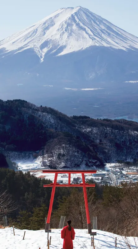 Tablou Canvas, "Admirând peisajul muntelui înzăpezit", Munte, Zăpadă, Torii, Persoană, Peisaj, Natură, Vedere, Iarnă, Liniște, Japonia, 50 x 90 cm – poza 2