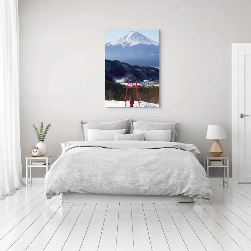 Tablou Canvas, "Admirând peisajul muntelui înzăpezit", Munte, Zăpadă, Torii, Persoană, Peisaj, Natură, Vedere, Iarnă, Liniște, Japonia, 70 x 100 cm – poza 3