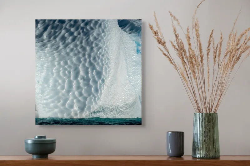 Tablou Canvas, "Frumusețea sculptată a gheții albastre", Gheață, Textură, Albastru, Ocean, Natură, Rece, Sculptură, Alb, Strălucire, 50 x 50 cm – poza 4