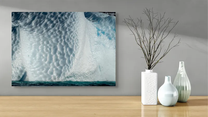 Tablou Canvas, "Frumusețea sculptată a gheții albastre", Gheață, Textură, Albastru, Ocean, Natură, Rece, Sculptură, Alb, Strălucire, 70 x 50 cm – poza 3