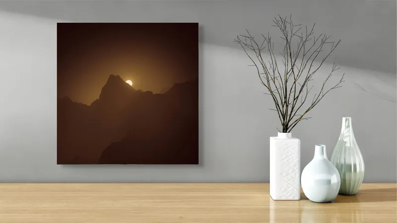 Tablou Canvas, "Răsărit de lună peste munți misterioși", Mister, Umbre, Lumină, Siluete, Munți, Apus, Vârfuri, Strălucire, Tăcere, 50 x 50 cm – poza 3