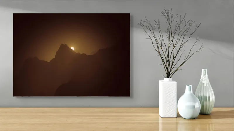 Tablou Canvas, "Răsărit de lună peste munți misterioși", Mister, Umbre, Lumină, Siluete, Munți, Apus, Vârfuri, Strălucire, Tăcere, 70 x 50 cm – poza 3