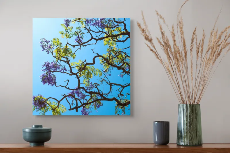 Tablou Canvas, "Flori de primăvară sub cer senin", Flori, Ramuri, Cer, Albastru, Frunze, Verde, Luminos, Primăvară, 50 x 50 cm – poza 4