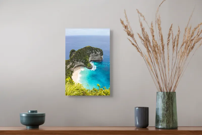 Tablou Canvas, "Plaja ascunsă din paradisul tropical", Ocean, Plajă, Stânci, Vegetație, Cer, Azur, Valuri, Timp Liber, Relaxare, Peisaj., 26 x 39 cm – poza 5