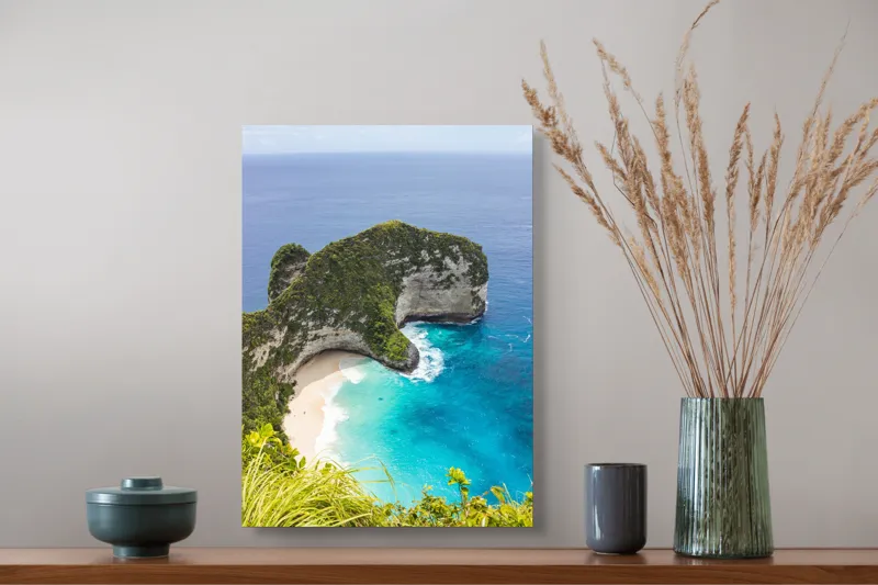 Tablou Canvas, "Plaja ascunsă din paradisul tropical", Ocean, Plajă, Stânci, Vegetație, Cer, Azur, Valuri, Timp Liber, Relaxare, Peisaj., 39 x 54 cm – poza 3