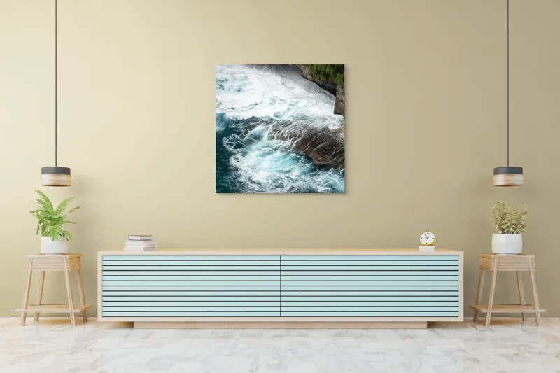 Tablou Canvas, "Vântul mării și stâncile rebele", Spumă, Valuri, Stânci, Ocean, Vegetație, Albastru, Natură, Coastă., 100 x 100 cm – poza 5