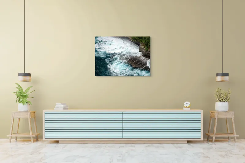 Tablou Canvas, "Vântul mării și stâncile rebele", Spumă, Valuri, Stânci, Ocean, Vegetație, Albastru, Natură, Coastă., 100 x 70 cm – poza 4